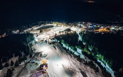 VIDEO Cei de la Arena Platoș îi invită pe sibieni să schieze și pe nocturnă: altfel mergi a doua zi la școală sau la muncă!