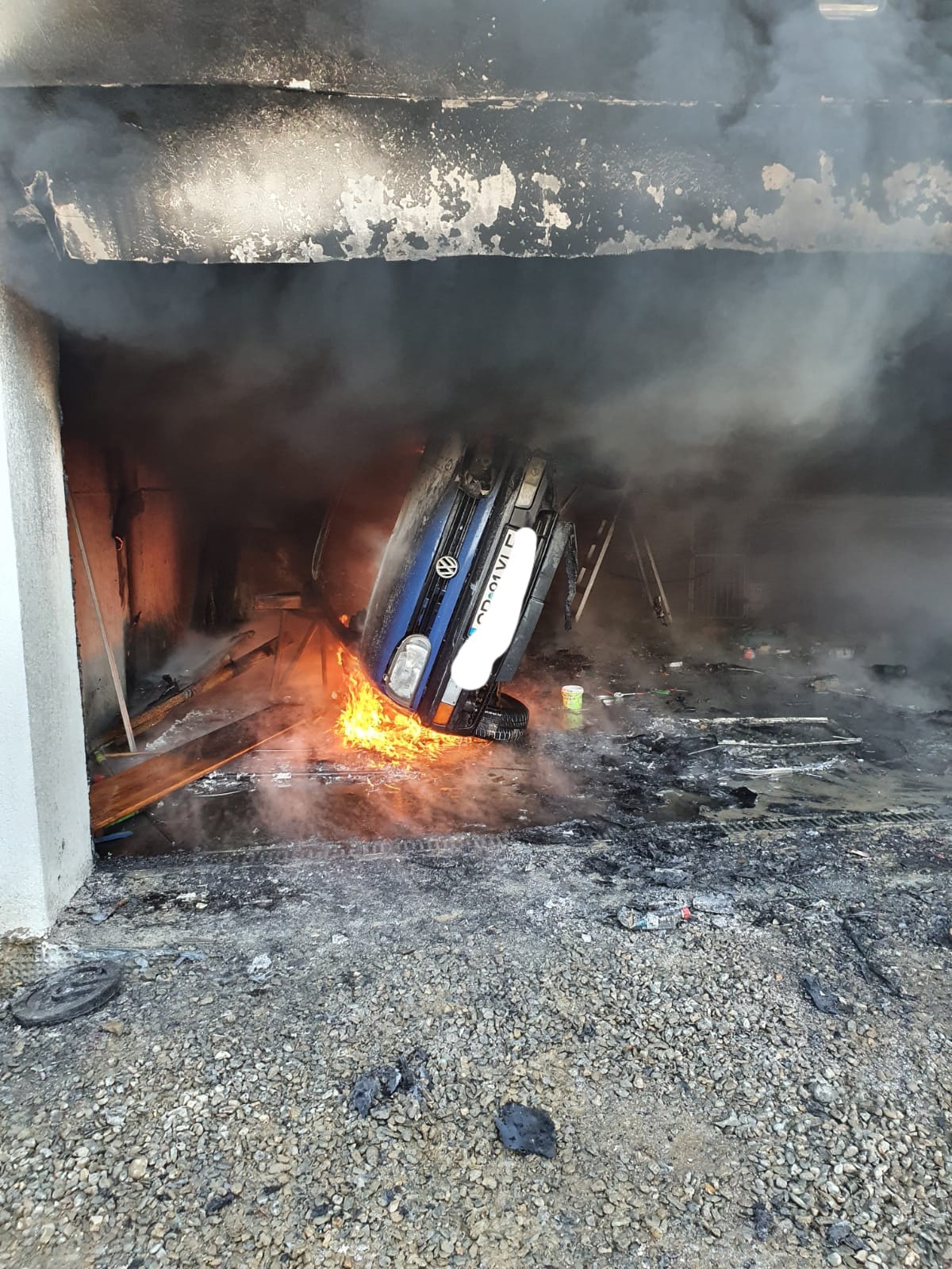 Un bărbat a suferit un atac de panică după ce mașina la care suda a luat foc