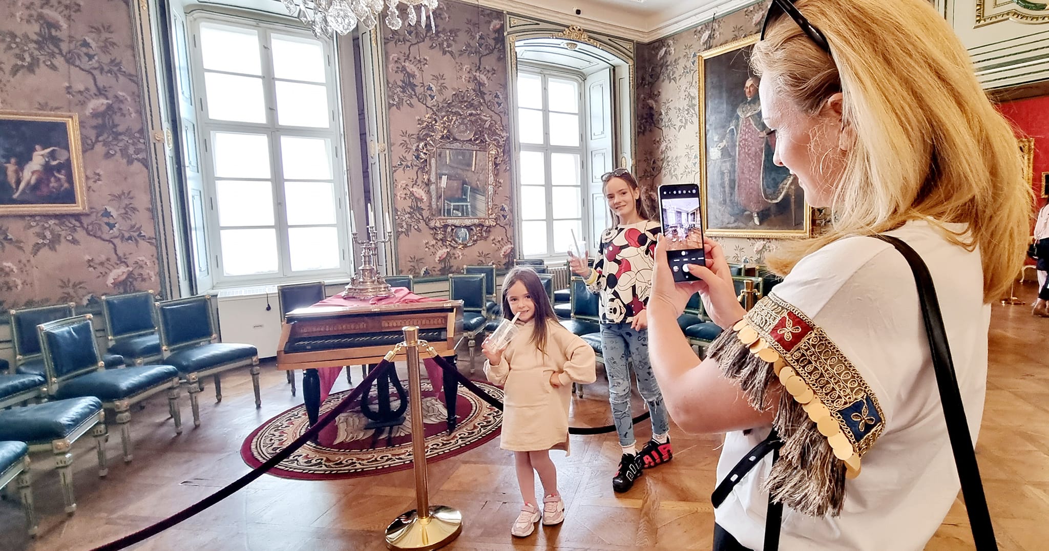 Liber la selfie-uri și fotografii în Muzeul Brukenthal, dar, atenție, fără blitz: Trimiteți bucuria de a vă afla la Brukenthal și la Sibiu