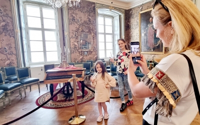 Liber la selfie-uri și fotografii în Muzeul Brukenthal, dar, atenție, fără blitz: Trimiteți bucuria de a vă afla la Brukenthal și la Sibiu