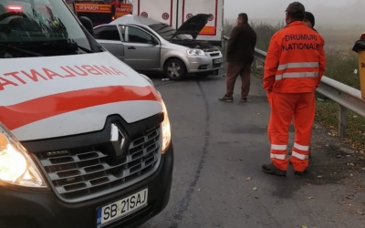 Accident grav la Porumbacu, pe DN 1: Doi răniți după ce o mașină a derapat și a lovit un TIR