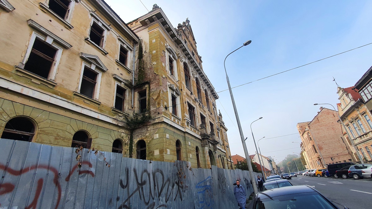 Nu deblochează trotuarul din cauza unei decizii de peste un deceniu: Tribunalul intră în al 11-lea an de ruină