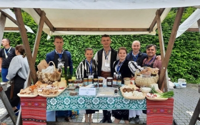 Toamna va fi sărbătorită în acest final de săptămână la Cârțișoara. Sibienii, întâmpinați cu scovergi și plăcinte moldovenești la Zilele Recoltei