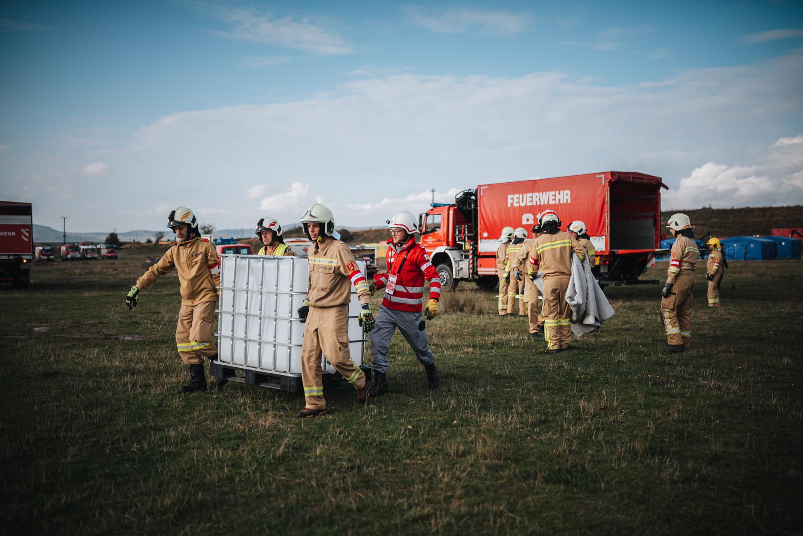 Cum acționează salvatorii sibieni când mai multe sate de pe Olt sunt în pericol de a fi inundate: exercițiu ISU