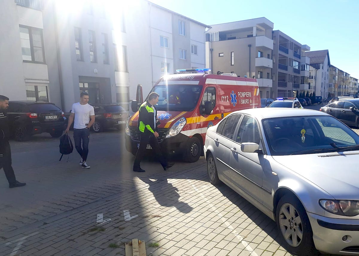 Băut, un tânăr a intrat cu motocicleta într-o mașină parcată. Prietena lui a ajuns la spital