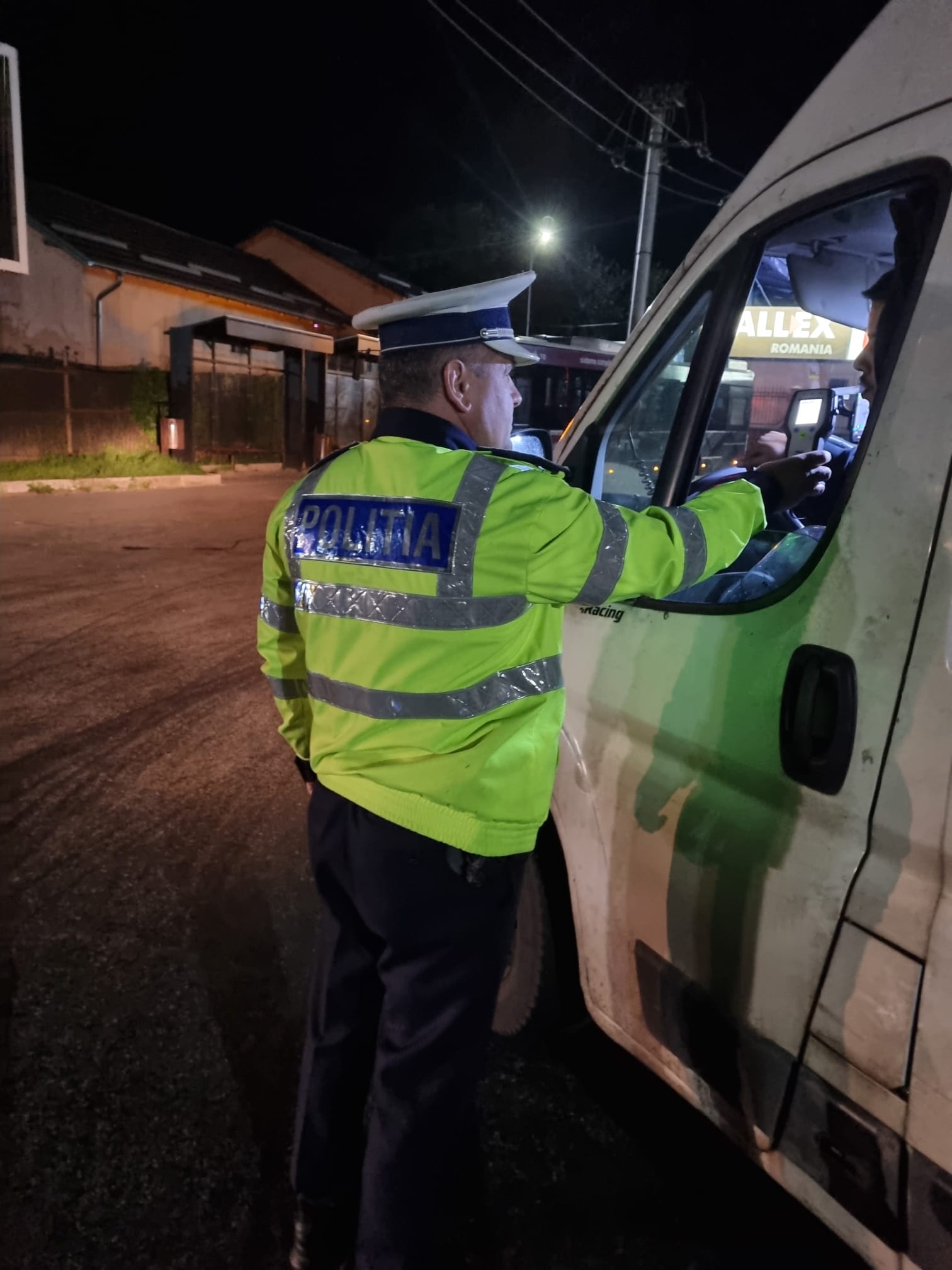 Un șofer din Sibiu i-a oferit 1.000 de lei șpagă unui polițist din Brașov. Acum e celebru în toată țară