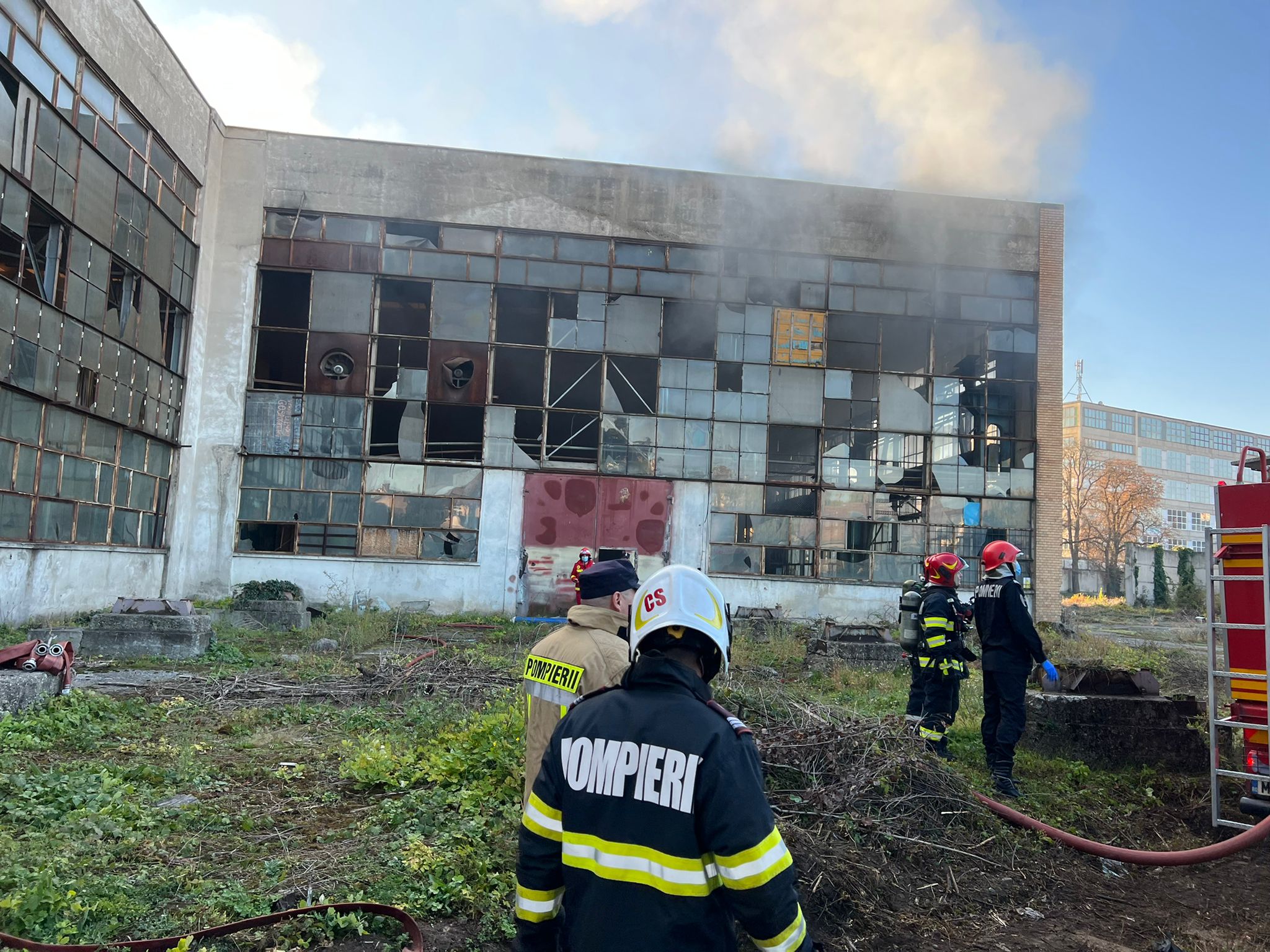 FOTO Cauza incendiului dintr-o hală dezafectată de la Independența. Au ars cauciucuri și deșeuri de plastic