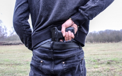 Tineri din Sibiu au amenințat cu pistolul și au tâlhărit un bărbat în Bistriția