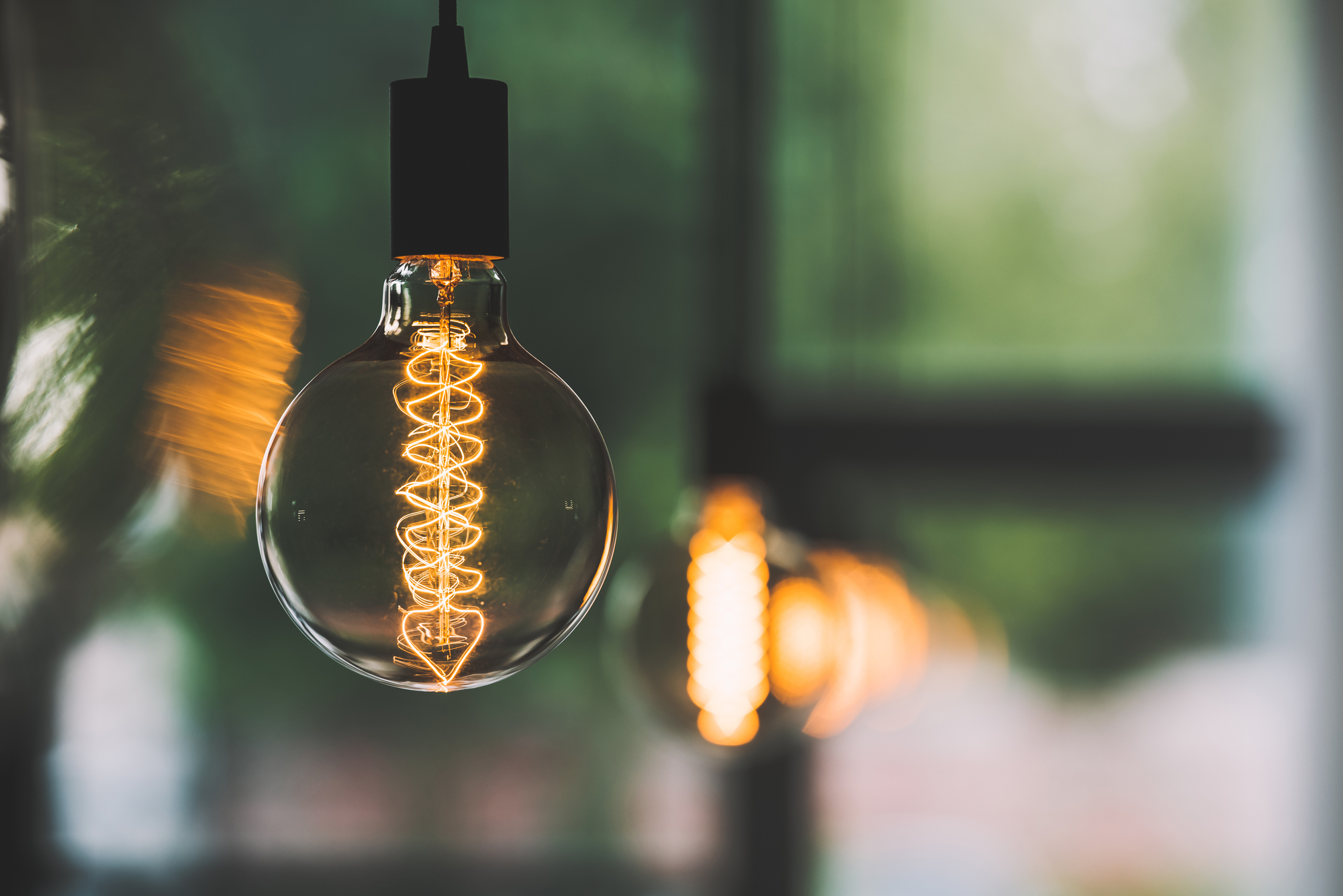 Preţul energiei pe bursă, de peste patru ori mai mare în august 2022, faţă de anul trecut