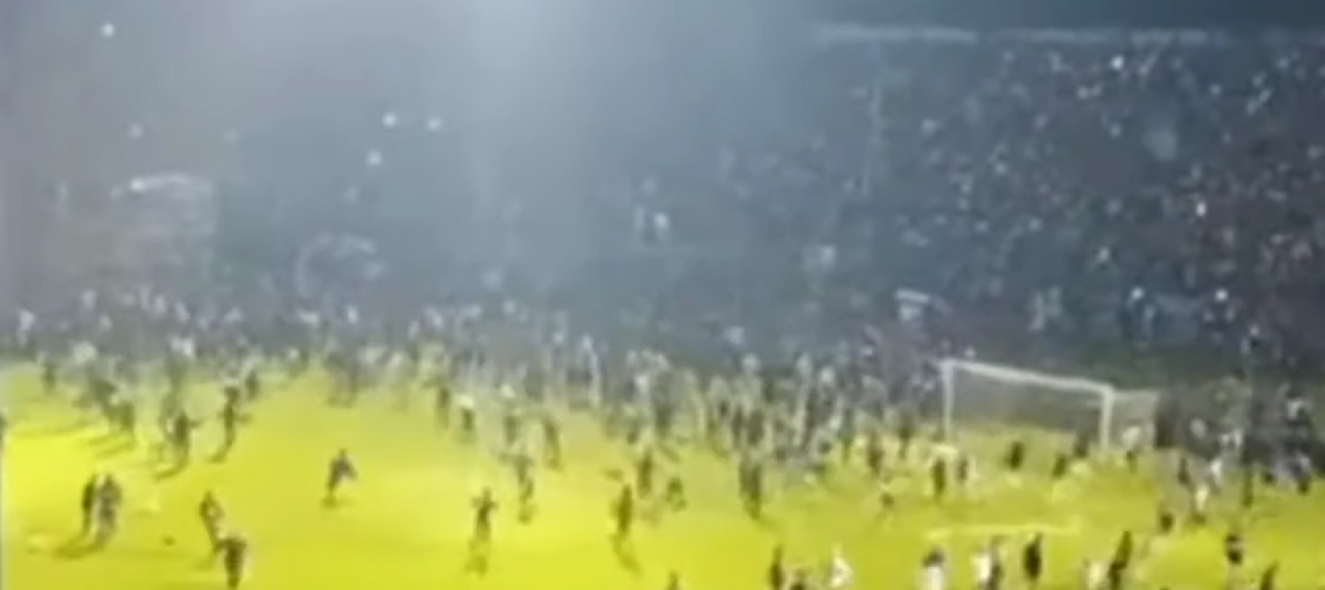 Imagini dramatice: numărul morților după revolta de la un meci de fotbal din Indonezia a crescut la 174. „Lumea fotbalului este în stare de şoc”