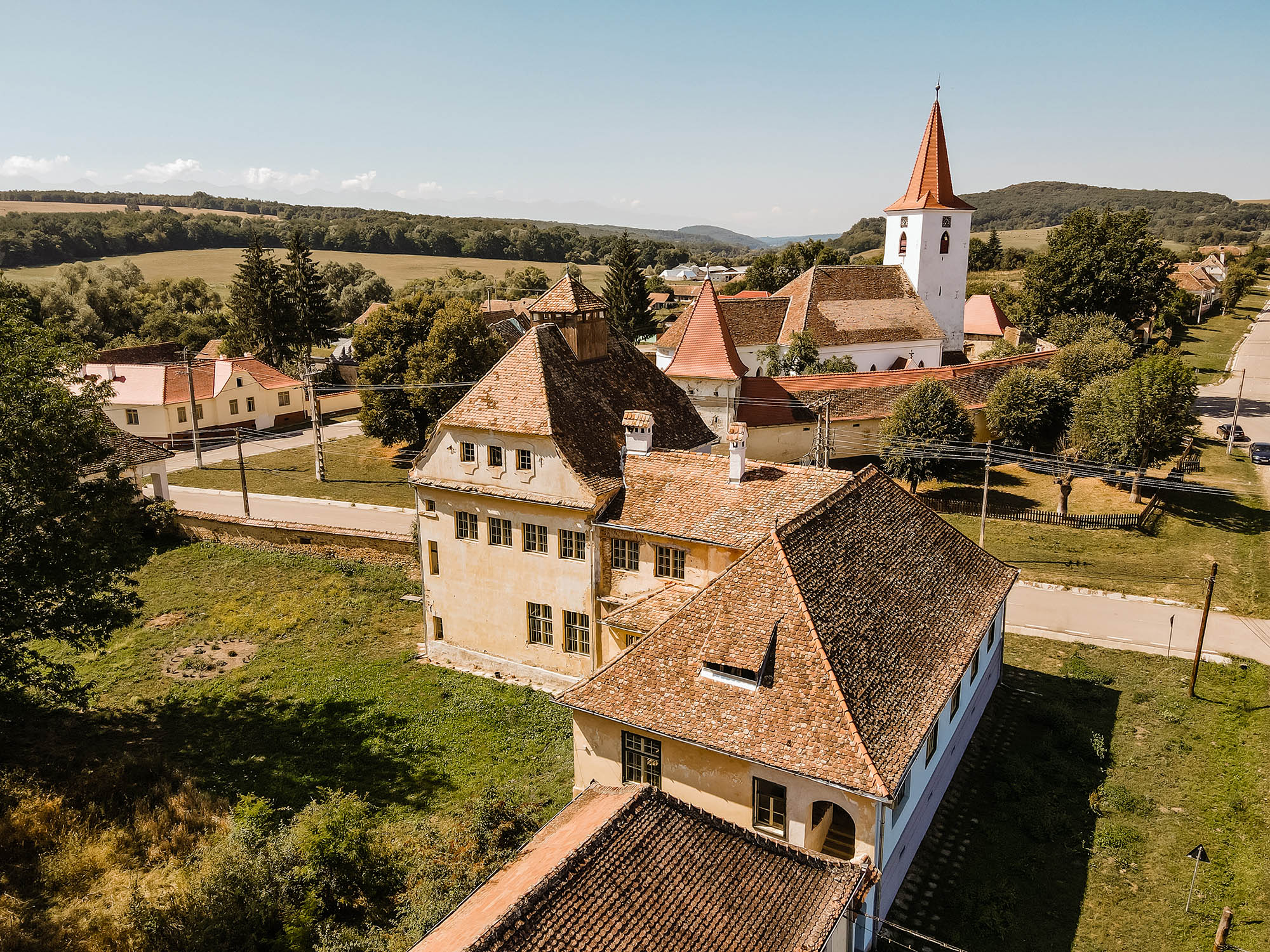 FOTO Școala săsească din Bruiu, jud. Sibiu, scoasă la vânzare: poate fi transformată într-o afacere turistică, într-una dintre cele mai frumoase zone de la noi