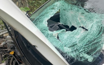 Șoferul rănit grav după ce mașina sa a fost lovită de un bolovan pe Defileul Jiului a murit