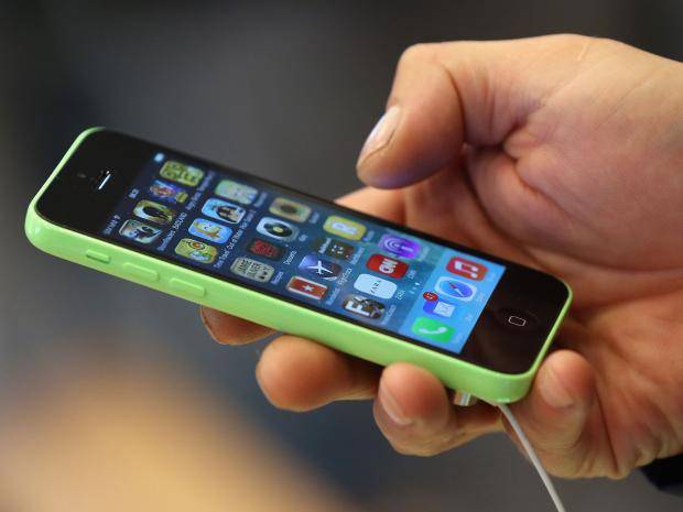 Cât de simplu poți să rămâi fără telefon în Sibiu. Un bărbat a smuls mobilul unei femei și a fugit