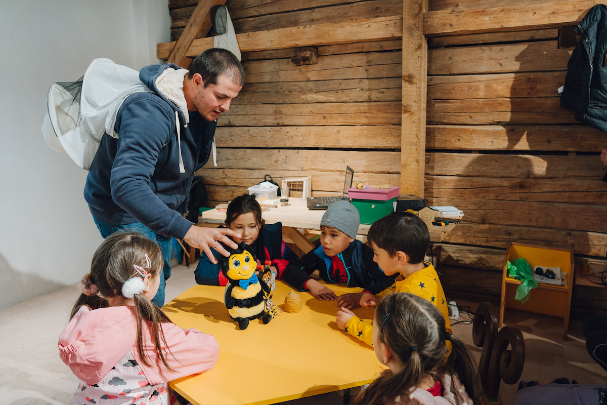 Opțiune de petrecere a timpului pentru copiii care intră în vacanță: ateliere educaționale apicole, la Muzeul Astra
