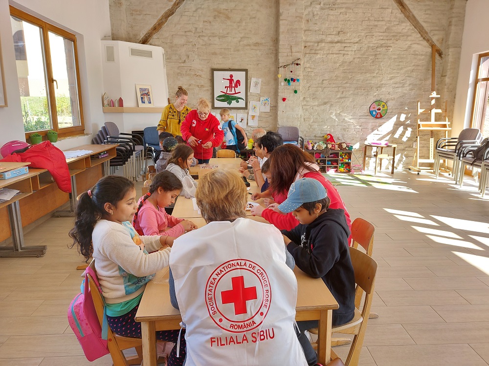 Voluntarii Crucii Roșii Sibiu se dedică micuților din proiectul „Șura dă Aripi”