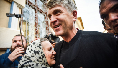 Arhiepiscopia Alba Iulia îl denunță pe Cristian Pomohaci: A cumpărat un local și l-a transformat în biserică. E cercetat de ”port ilegal de uniformă”