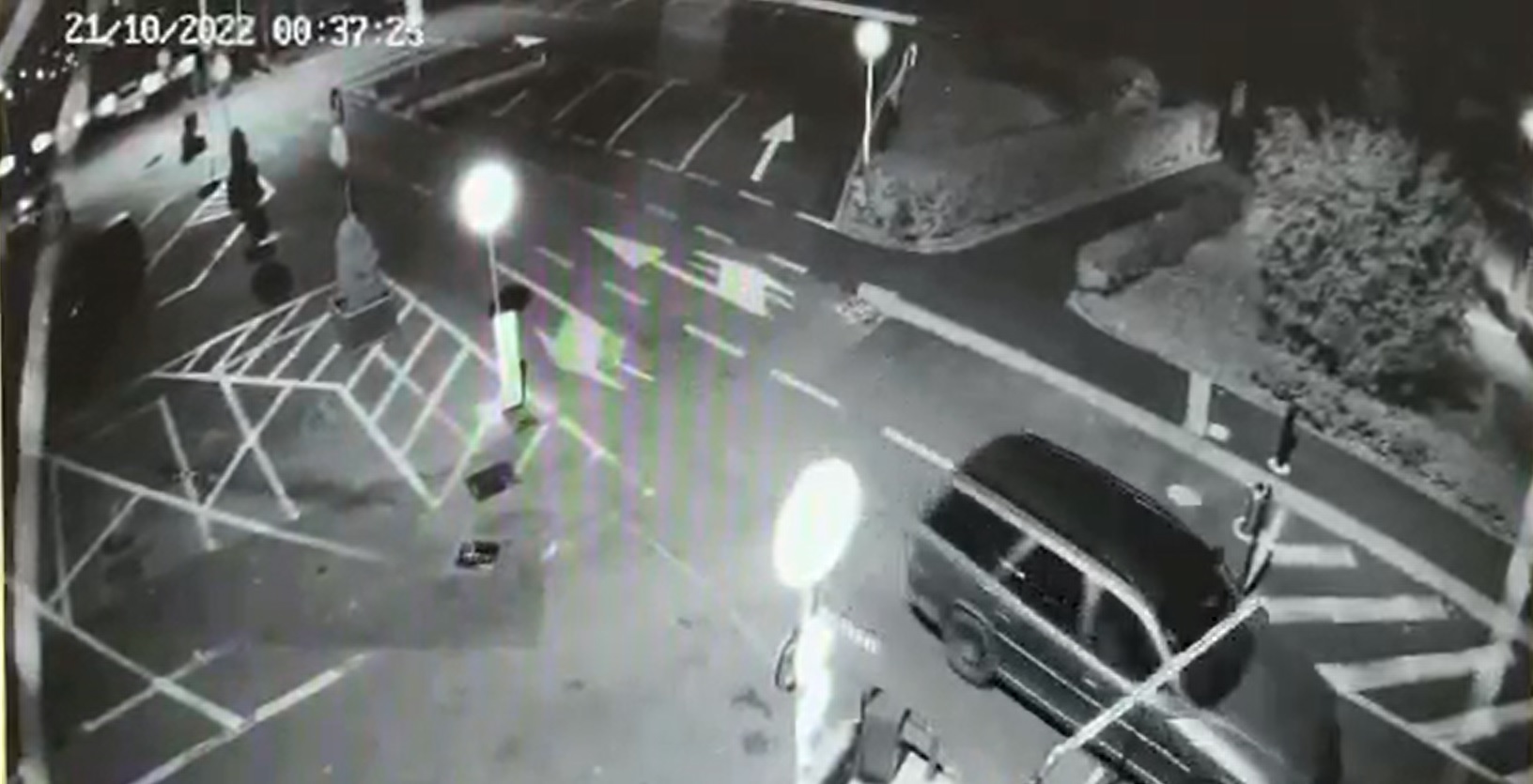 Un șofer a fost filmat când rupe bariera unei parcări din Sibiu. A plecat fără să plătească