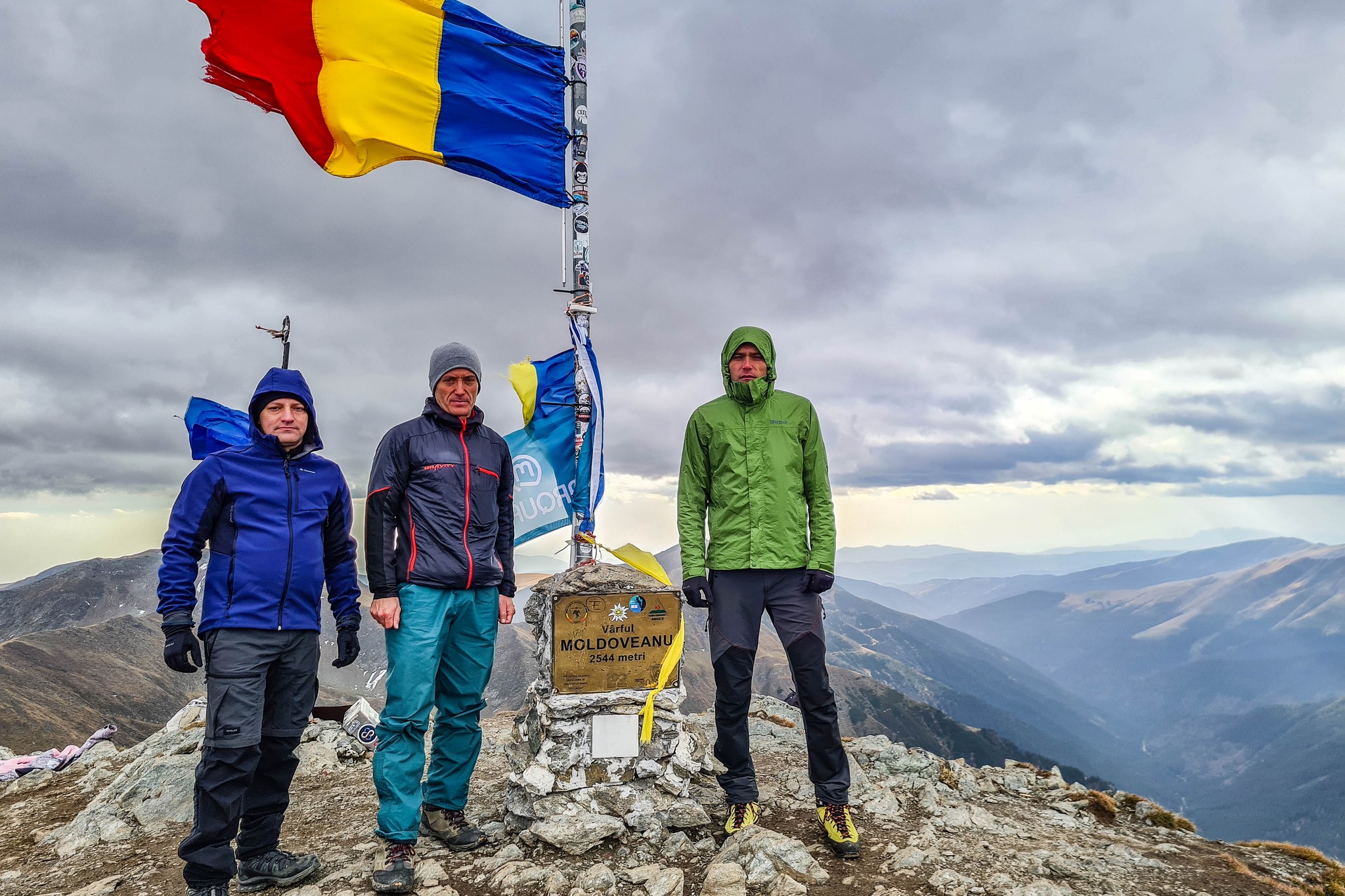 Un colonel, un instructor și un absolvent AFT Sibiu au cucerit Vf. Moldoveanu de Ziua Armatei. O tradiție de 11 ani
