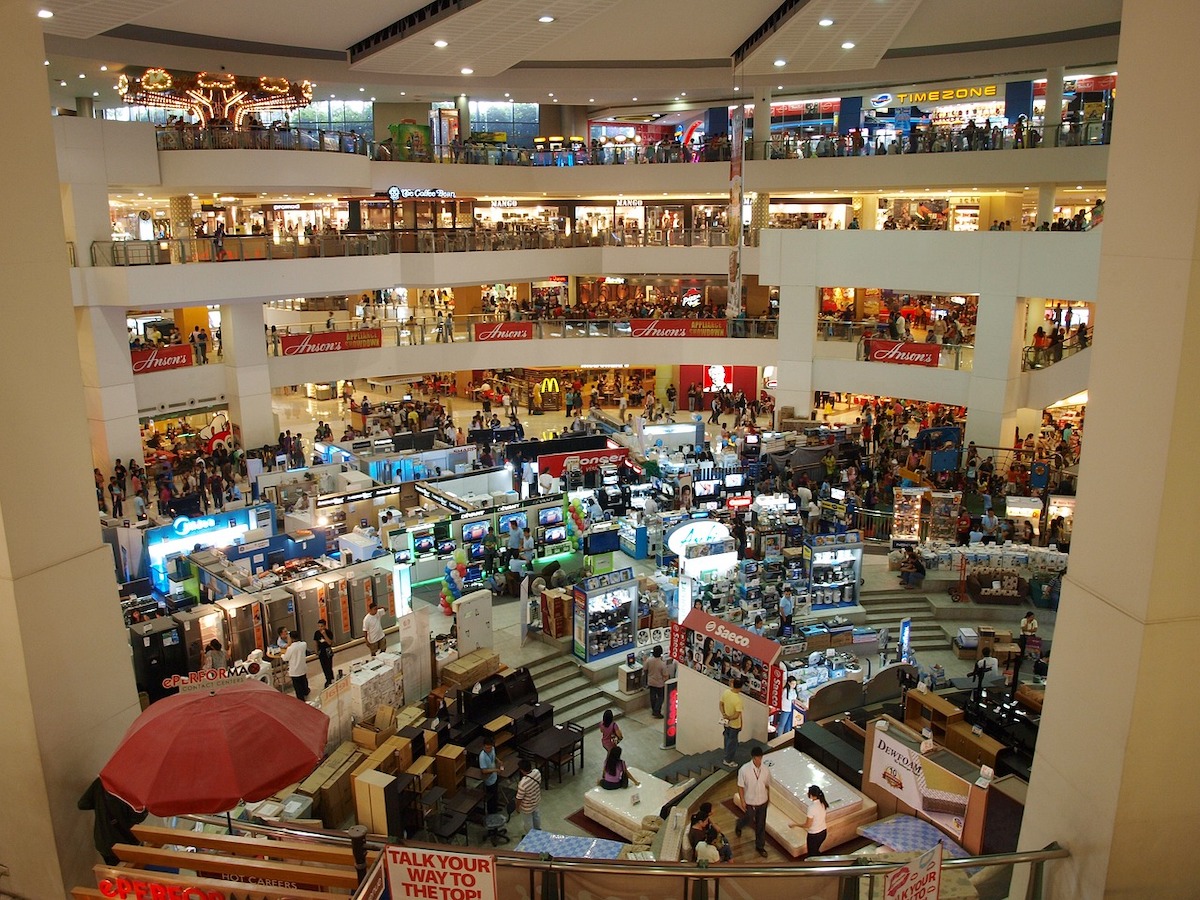 Un bărbat s-a mutat la mall, să scape de facturi. Timp de 4 ani a trăit într-o cameră de 70 de mp până a fost prins de paznici