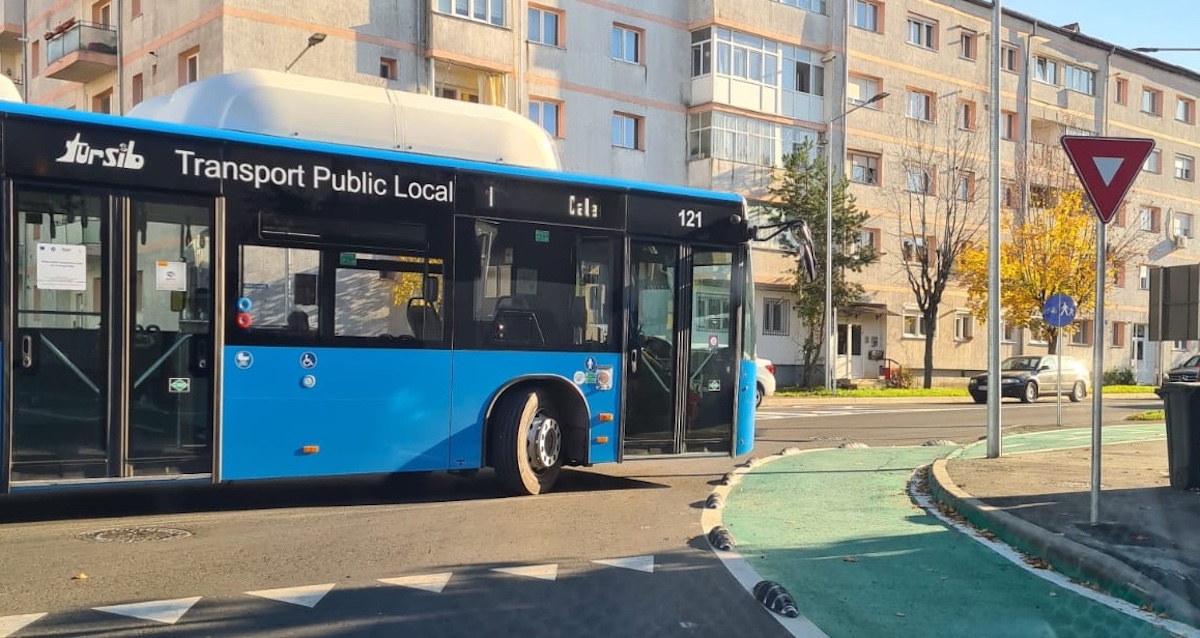 Primăria: nu sunt probleme pentru bicicliștii care vor circula pe Calea Dumbrăvii. ”Fotografiile sunt vechi. Pistele pentru biciclete din sensurile giratorii erau deja protejate cu separatoare”