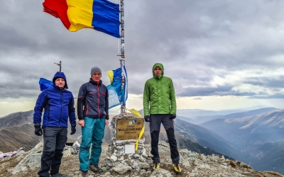 Un colonel, un instructor și un absolvent AFT Sibiu au cucerit Vf. Moldoveanu de Ziua Armatei. O tradiție de 11 ani