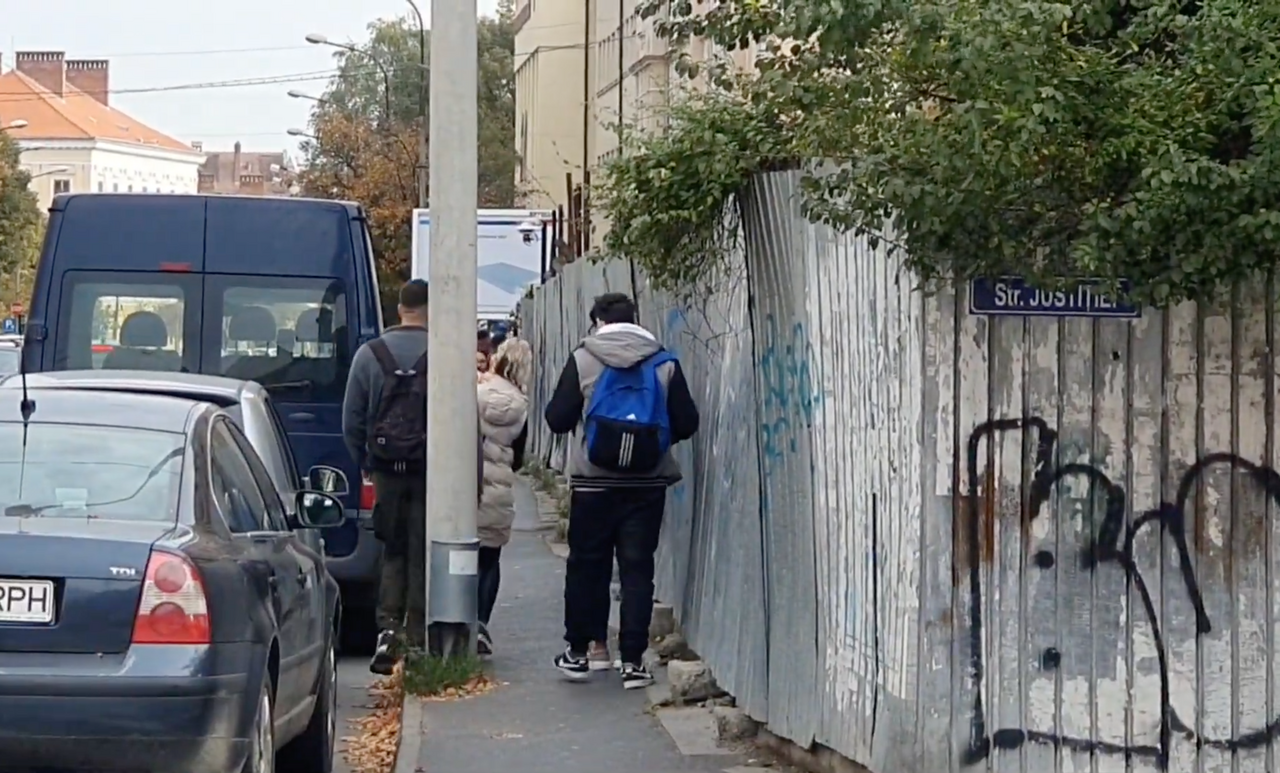 Fostul director tehnic al Primăriei Sibiu propune mutarea gardului din fața Tribunalului: „Va fi o dovadă că ne pasă de pietoni”
