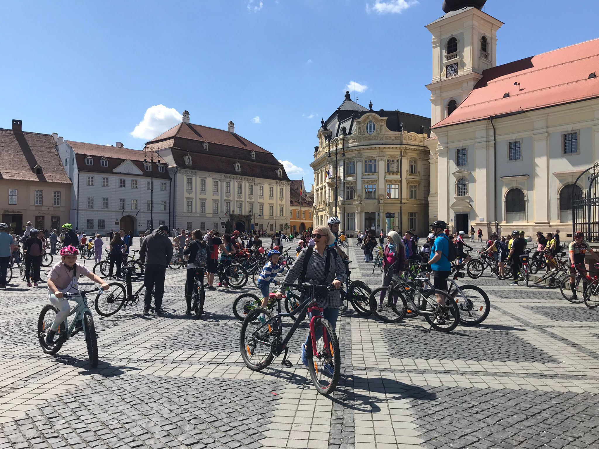 Duminică scoatem bicicleta și ne plimbăm prin cartierele Sibiului. Turul începe în Piața Mare