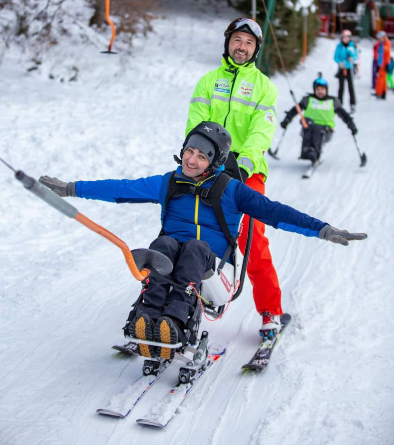 Ionuţ Stancovici, bărbatul care duce persoane cu dizabilităţi la schi. Până acum a reuşit să accesibilizeze 10 pârtii