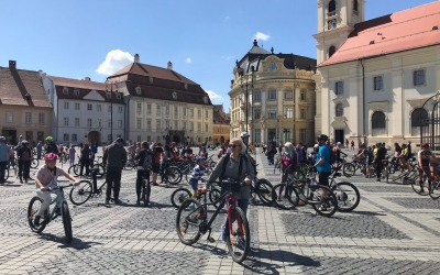 Duminică scoatem bicicleta și ne plimbăm prin cartierele Sibiului. Turul începe în Piața Mare