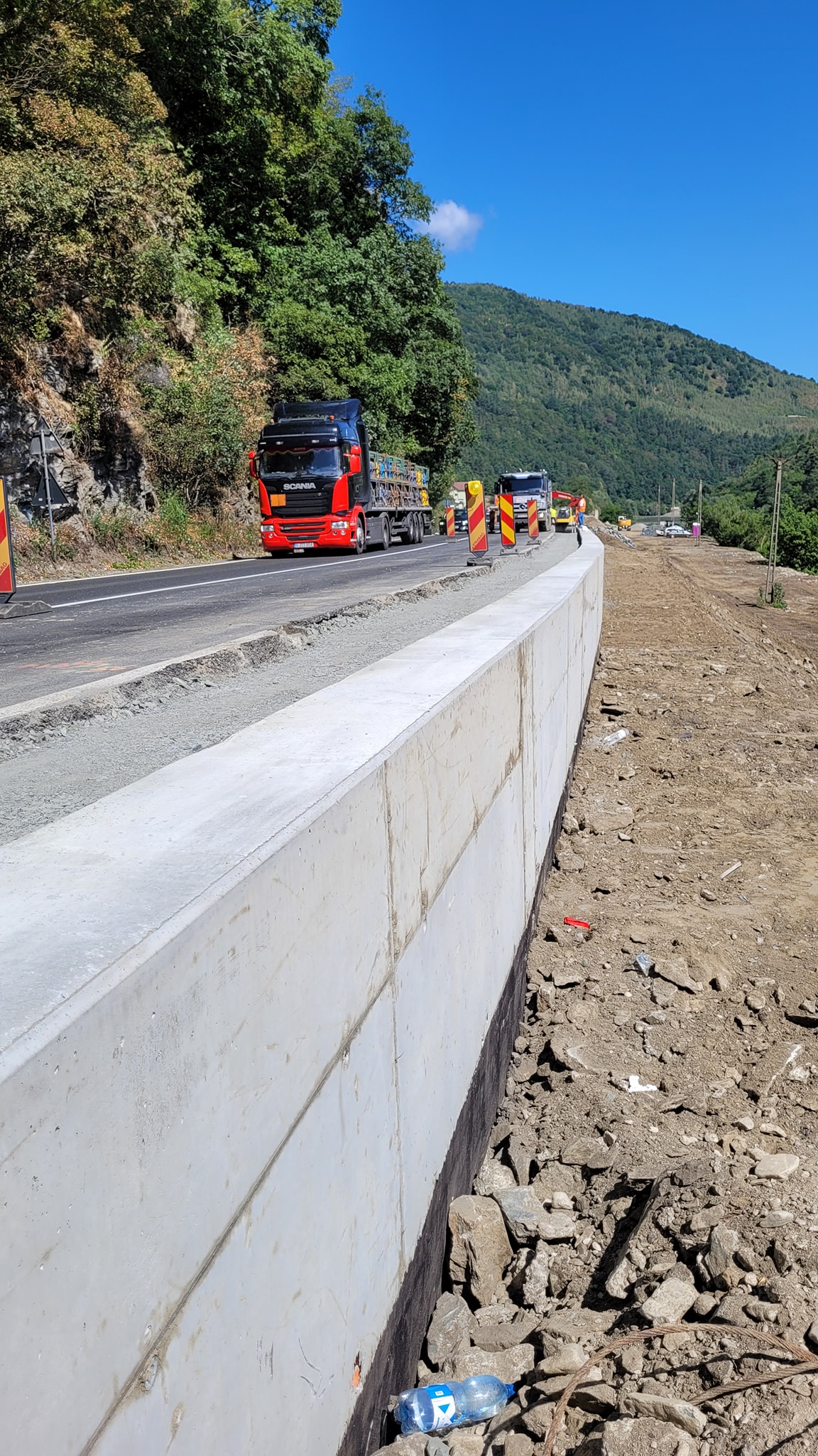 Plase de protecție montate la Boița. După tragedia din Gorj, drumarii verifică stâncile periculoase