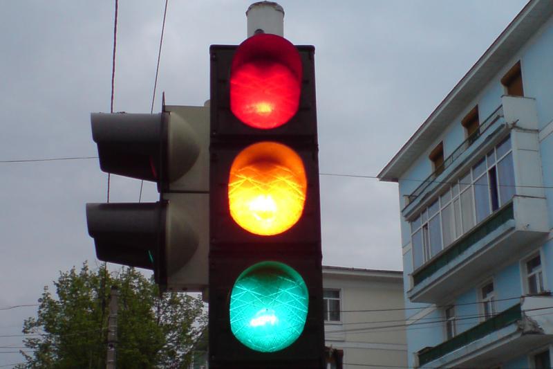Șofer drogat în centrul Sibiului. Nu mai distingea culorile semaforului
