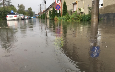 FOTO – Urmările ploii torențiale: Străzi inundate în Sibiu