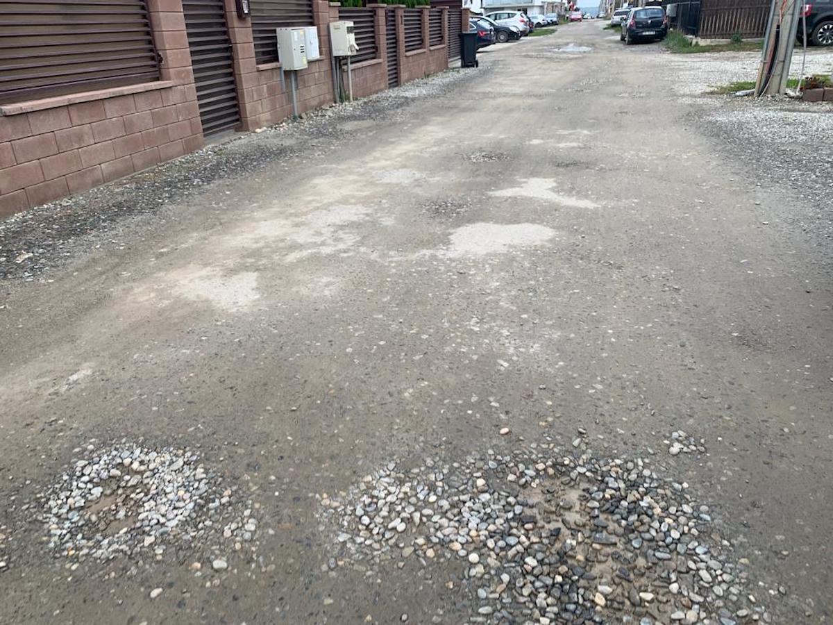 Locuitorii din Cartierul Arhitecților amenință Primăria Cisnădie cu procesul: ”Locuim pe o stradă administrată de primărie și avem mașinile făcute praf. Banii de la buget dispar”