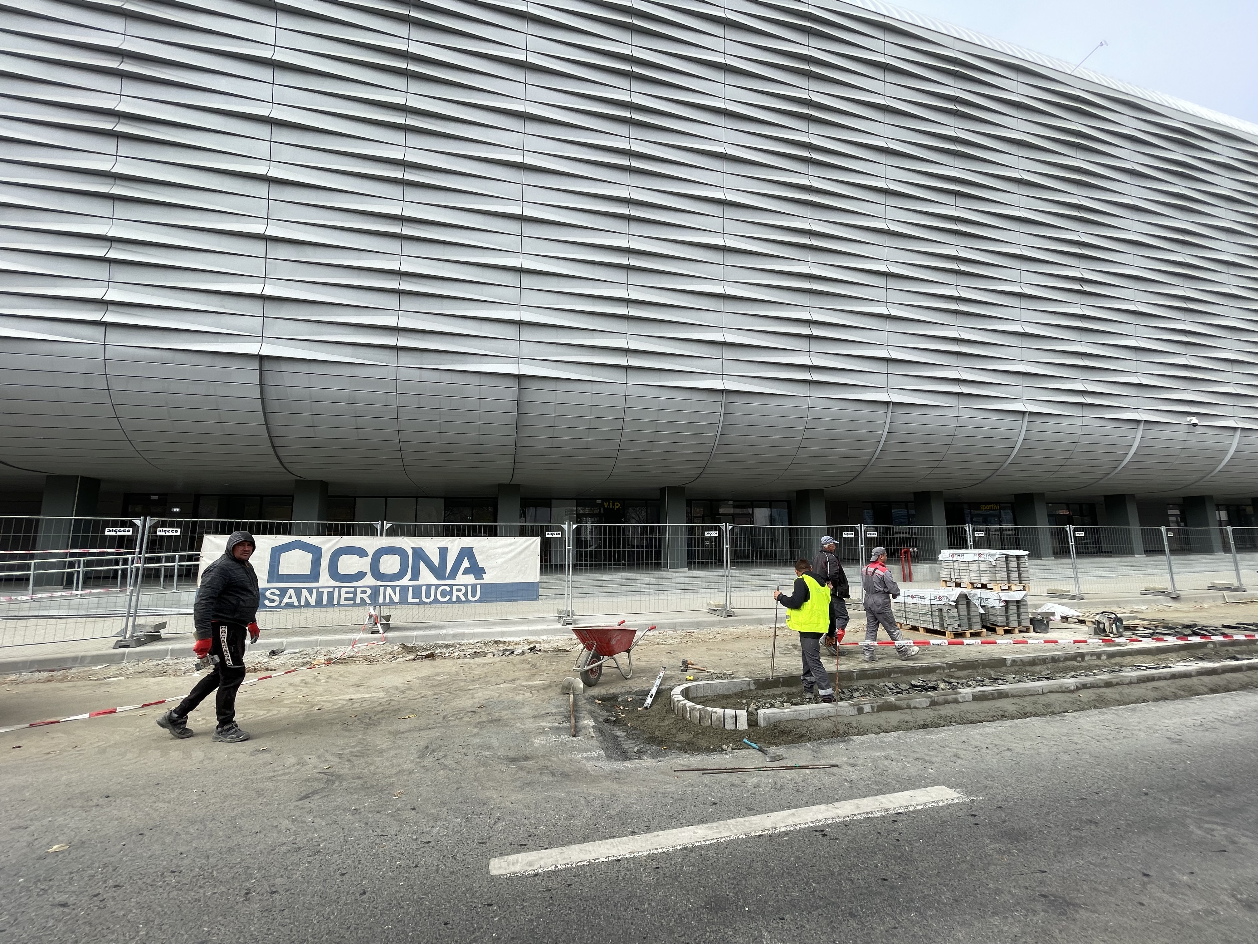 Stadionul e aproape gata. Se „cosmetizează” exteriorul