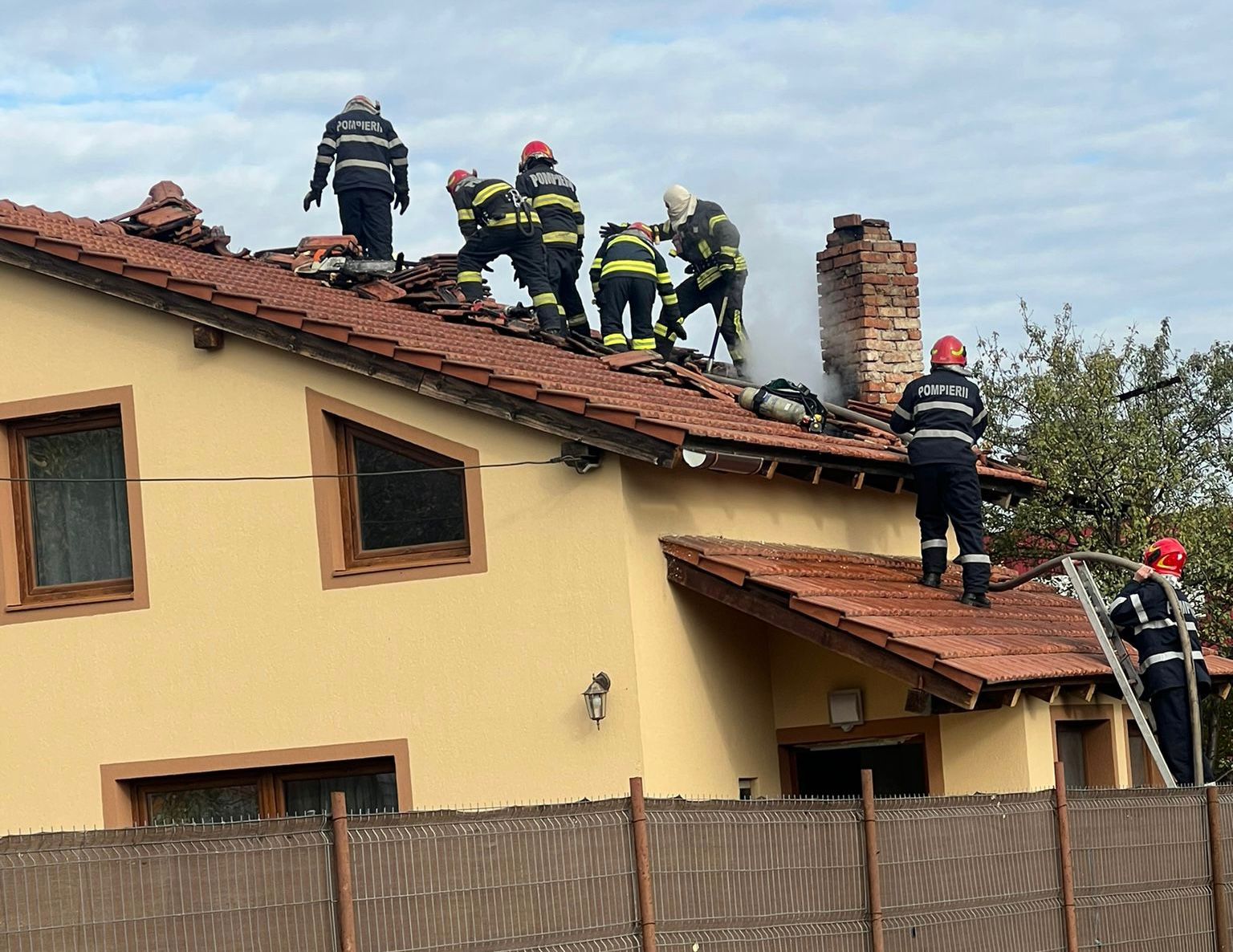 Incendiu la o casă de pe strada Triajului din Sibiu din cauza coșului de fum deteriorat