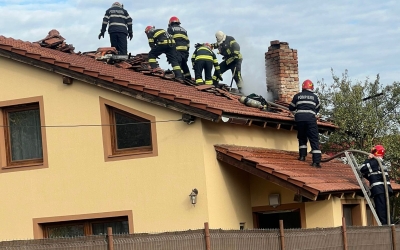 Incendiu la o casă de pe strada Triajului din Sibiu din cauza coșului de fum deteriorat