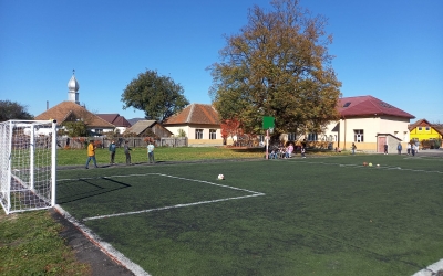Cei de la școala din Porumbacu de Jos și-au construit singuri un teren de sport: „Mai rar o școală care să facă asta, fără proiect”