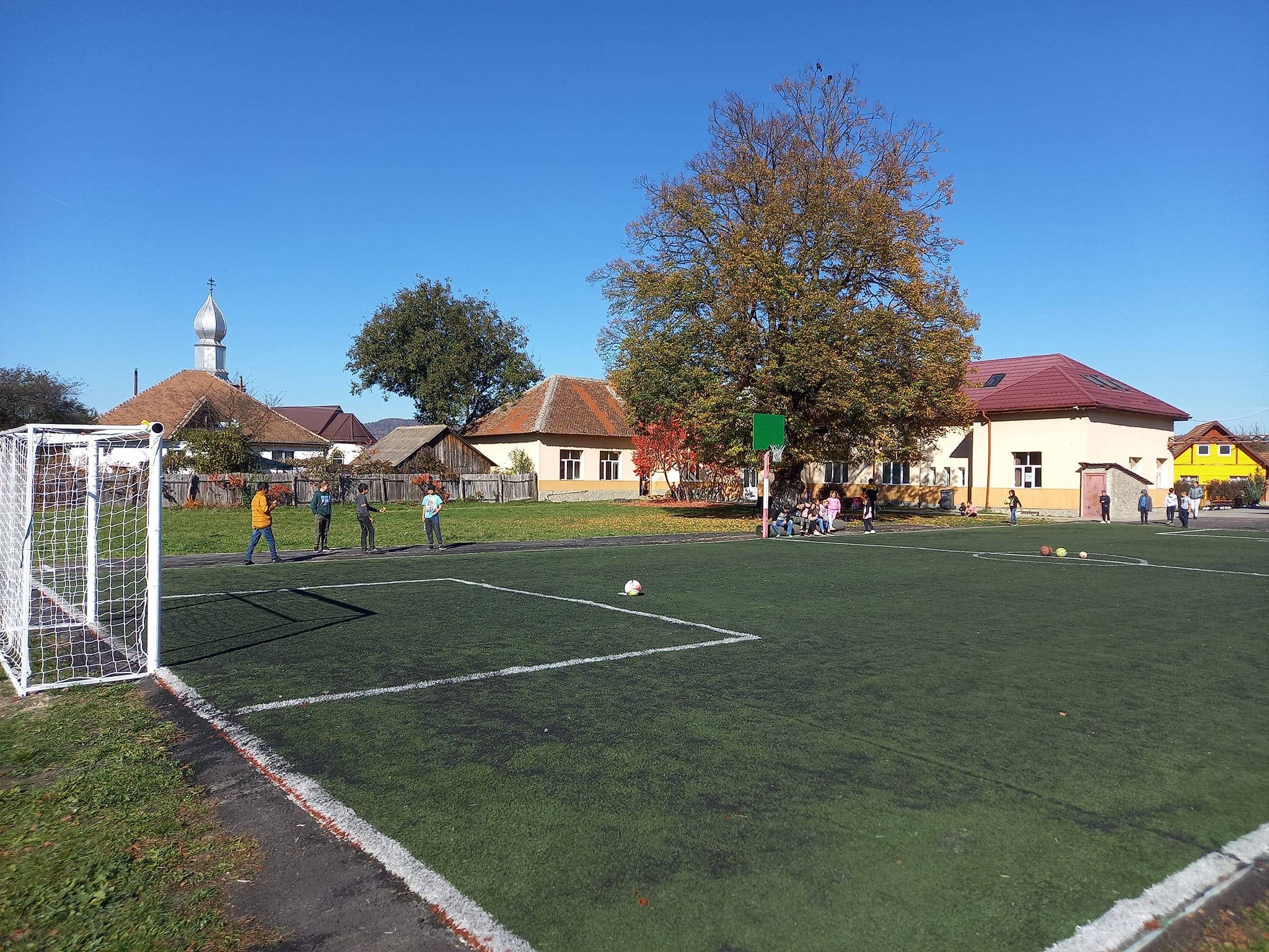 Cei de la școala din Porumbacu de Jos și-au construit singuri un teren de sport: „Mai rar o școală care să facă asta, fără proiect”