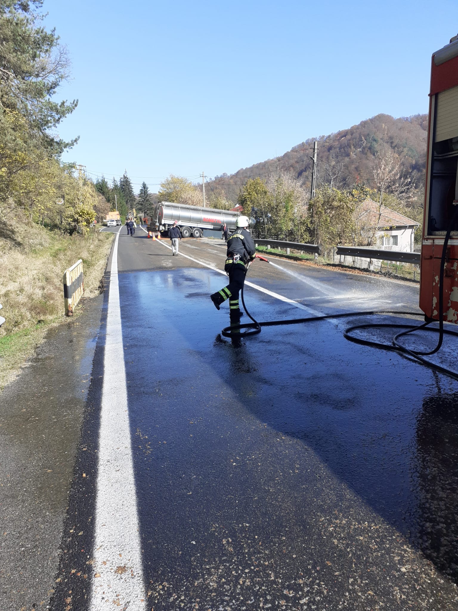 Pericol pe Valea Oltului. O cisternă a derapat pe o porțiune de asfalt pe care se vărsase lichid dintr-un alt camion
