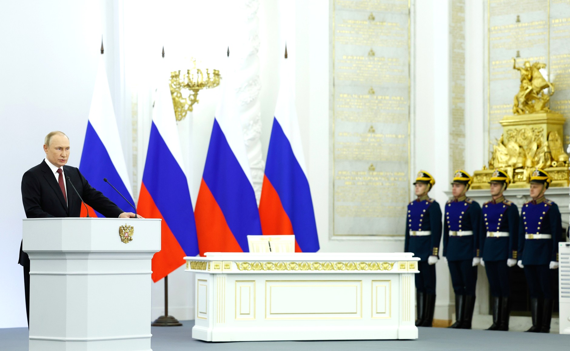 Vladimir Putin poate deveni periculos şi nesăbuit dacă se va simţi încolţit, avertizează directorul CIA