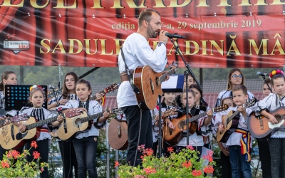 Liviu Moisiu, preotul care a ales să învețe copiii să iubească chitara. „Pentru noi a cânta înseamnă în primul rând a fi împreună”