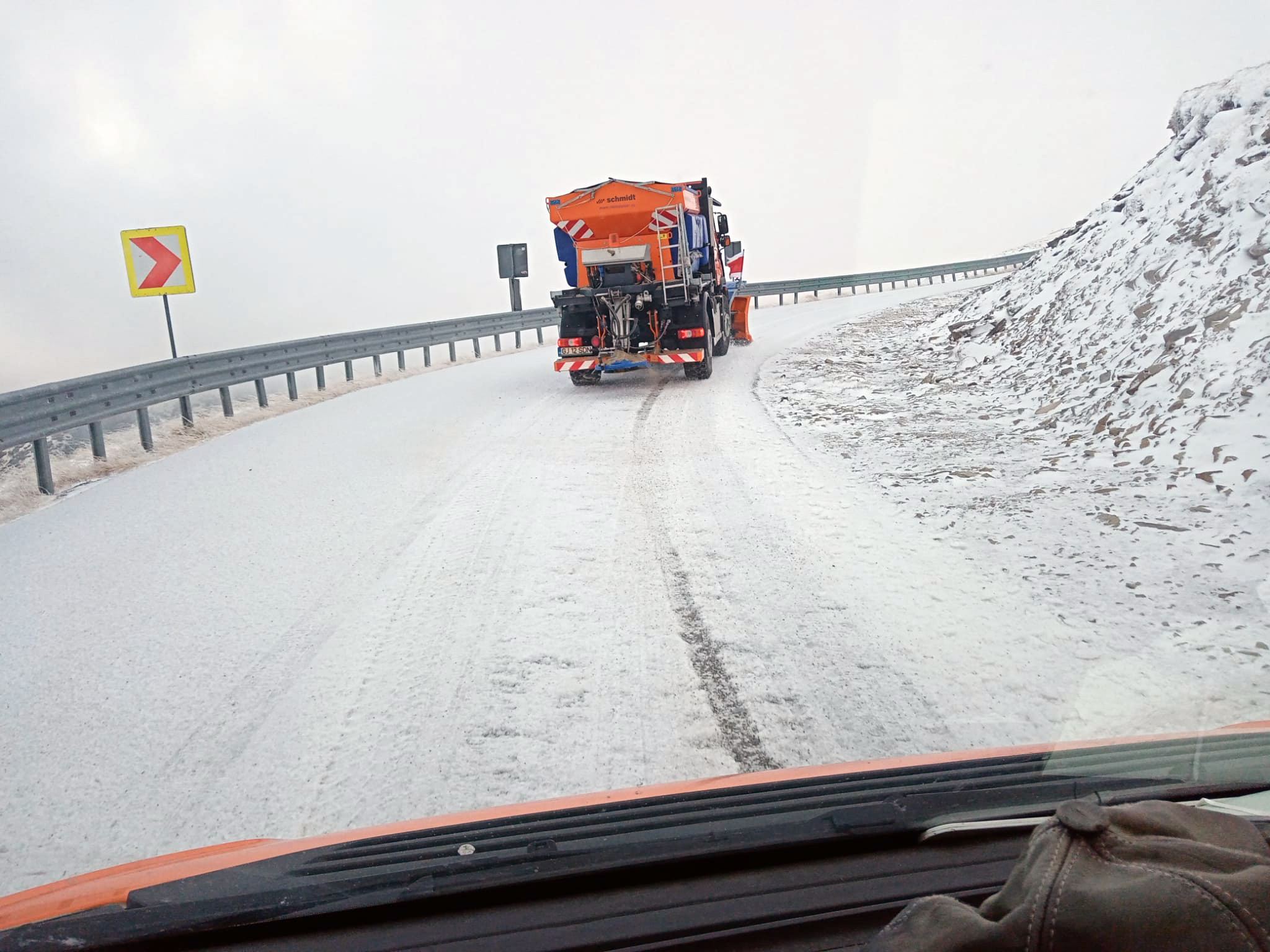 Zăpada și viscolul închid temporar Transalpina între Rânca și Obârșia Lotrului