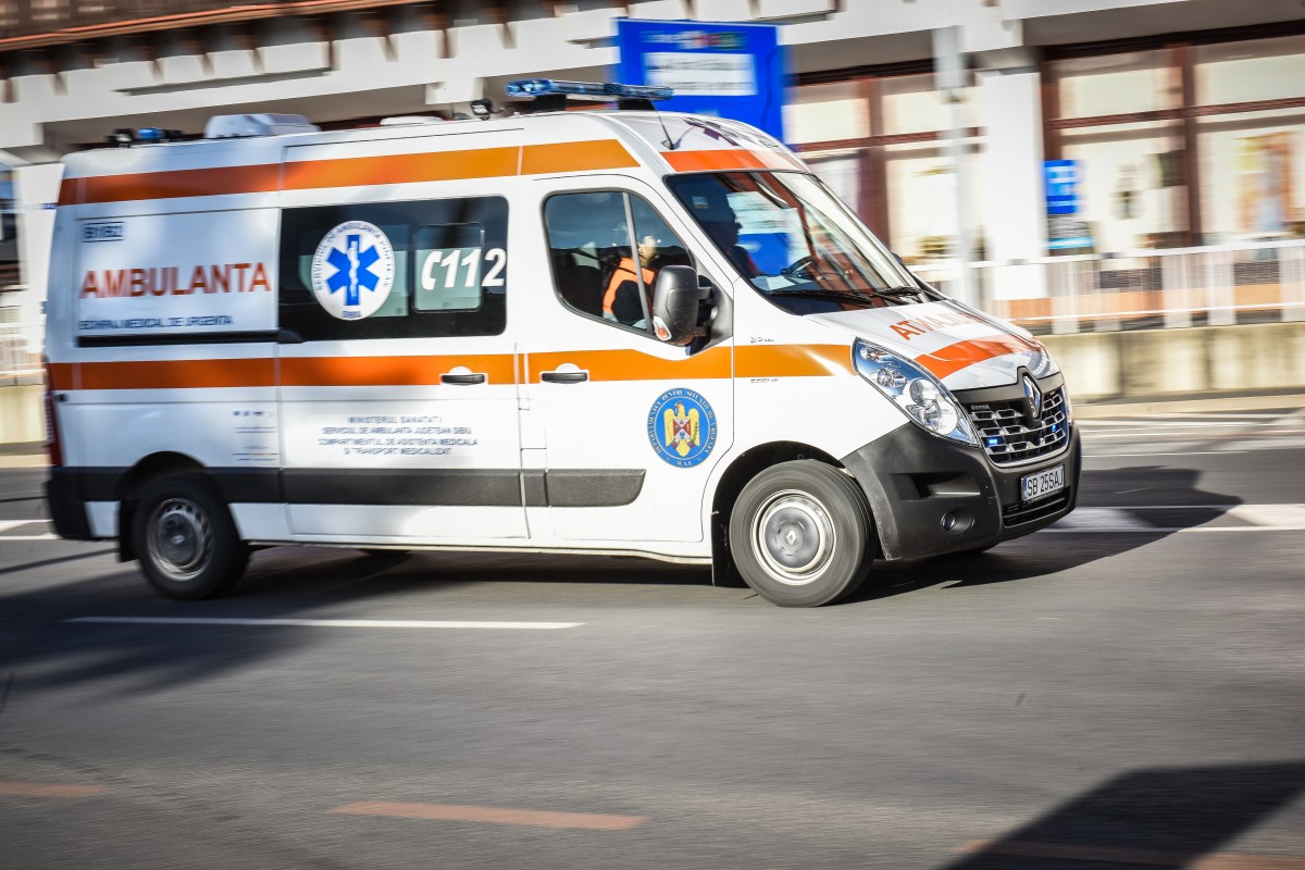 Șoferii de pe ambulanțele din Sibiu vor învăța să conducă preventiv. Director SAJ: „Asta nu înseamnă că vor merge cu 30 de km la oră”