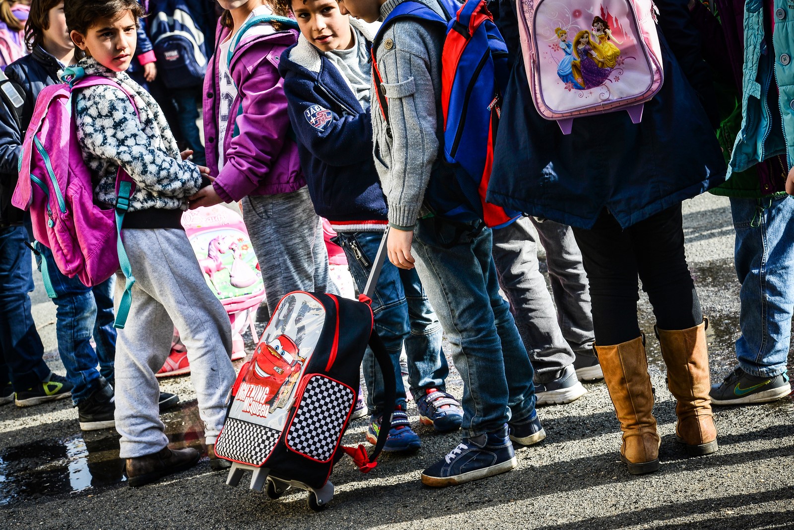 AUR a depus la Senat un proiect de lege privind reintroducerea uniformelor şcolare. „Ar contribui la eliminarea situaţiilor penibile în care copiii se simt frustraţi”