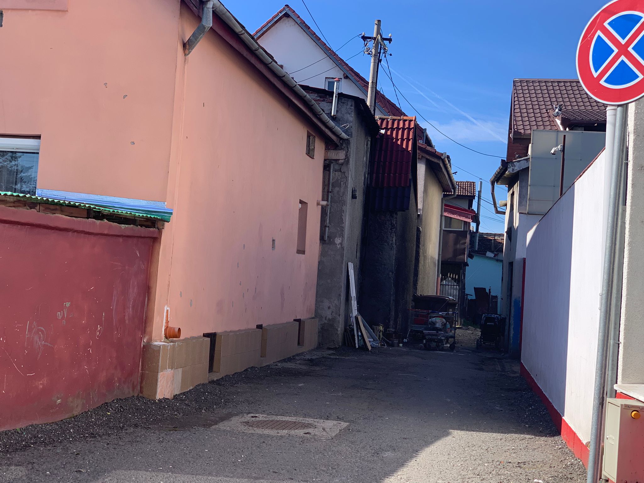 Primăria se apucă să demoleze construcțiile neautorizate: scările unei pensiuni, un gard, o anexă și un etaj cu tot cu acoperiș
