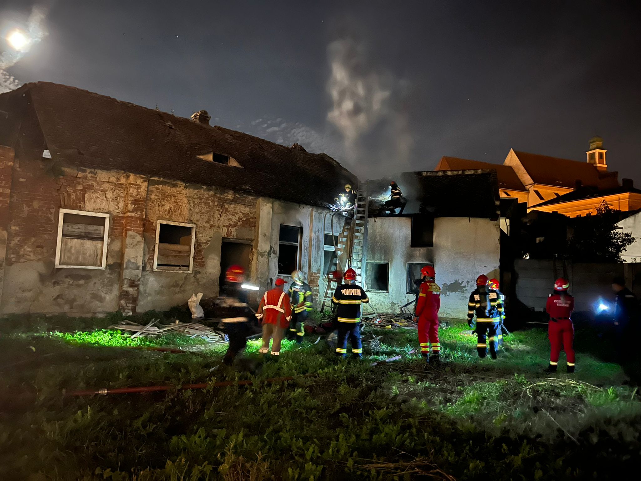 FOTO Incendiu în apropiere de centrul Sibiului, din cauza unei lumânări lăsată nesupravegheată. O cameră a ars în totalitate