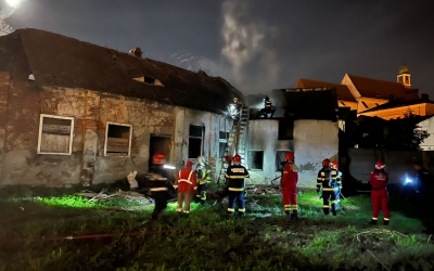 FOTO Incendiu în apropiere de centrul Sibiului, din cauza unei lumânări lăsată nesupravegheată. O cameră a ars în totalitate