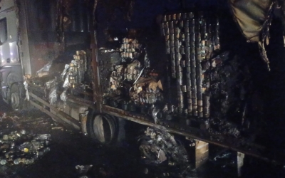 Un TIR încărcat cu componente auto a luat foc în Avrig