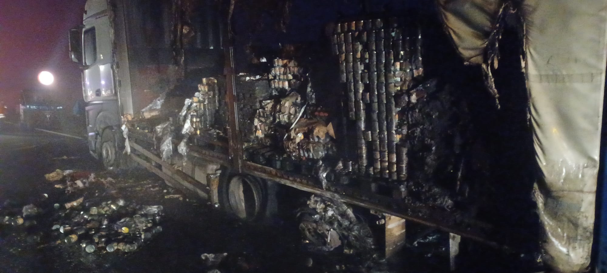 Un TIR încărcat cu componente auto a luat foc în Avrig