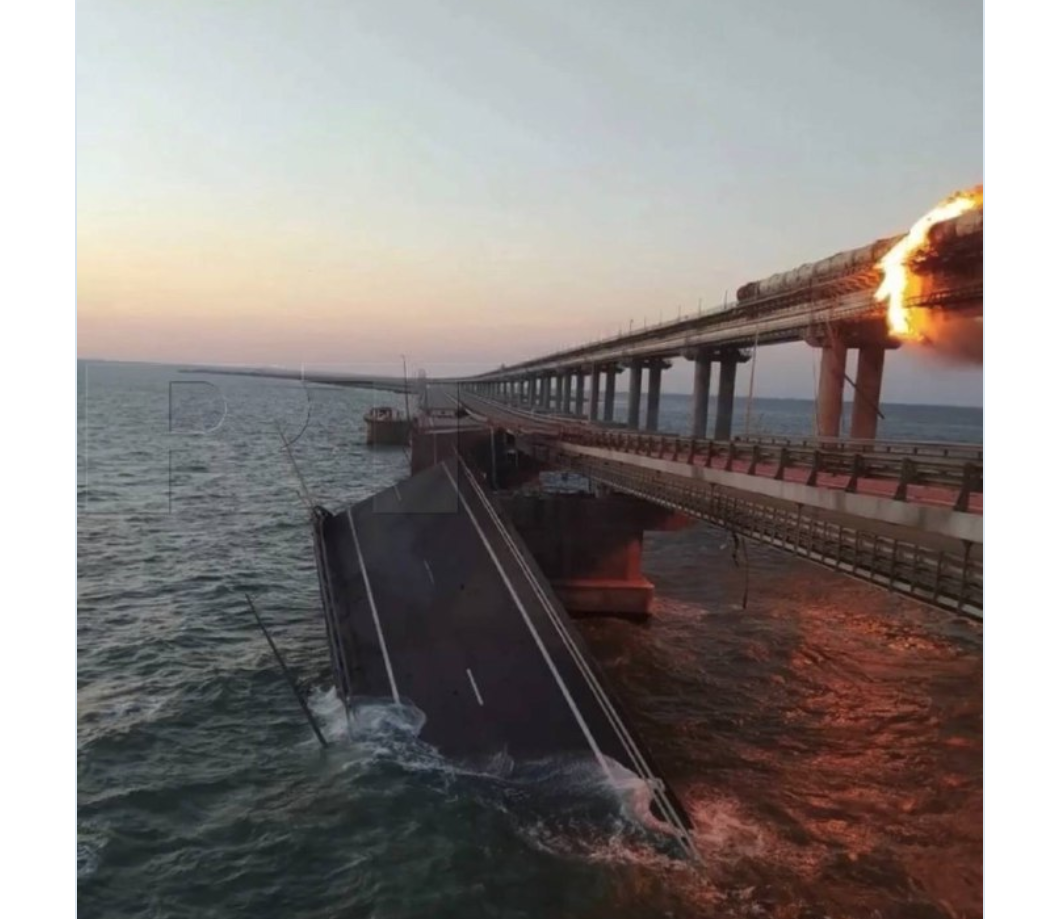 Explozie pe podul din Crimeea. O parte a podului rutier s-a prăbușit